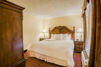 Interior of the Dallas King Parlor 2 at MCM Elegante Suites