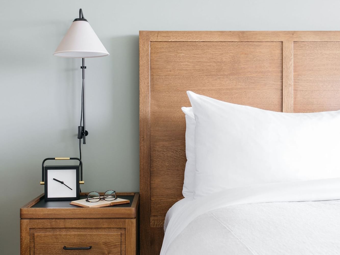 king guestroom bed