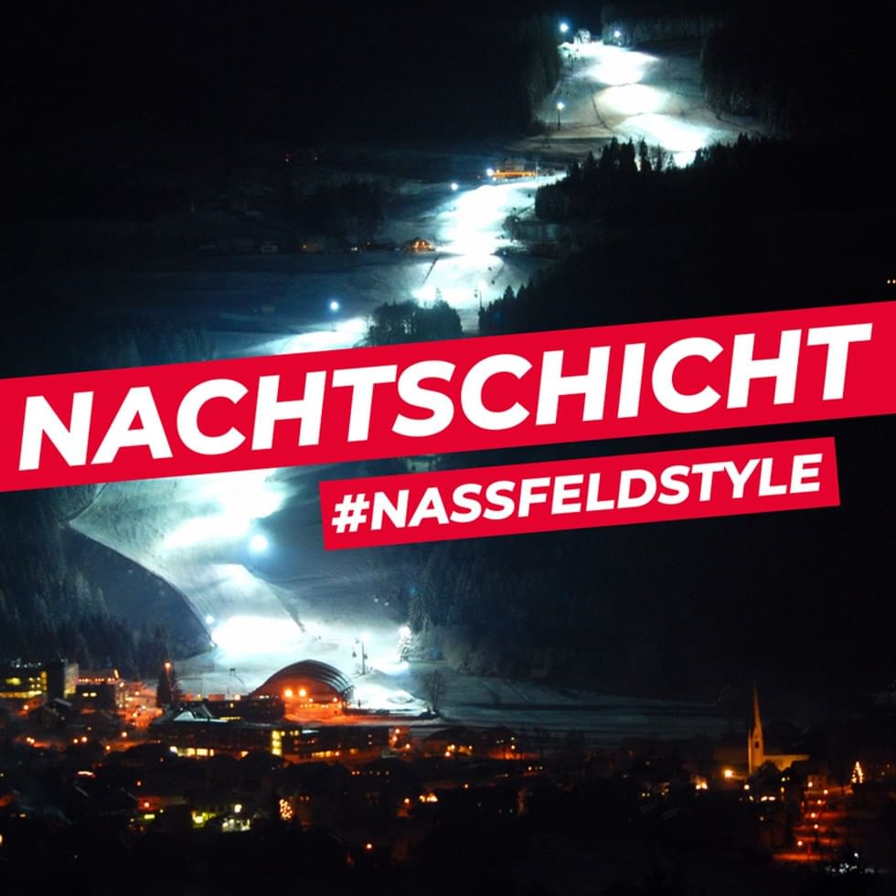 Notte illuminata sulla montagna con il testo Nachtsicht e #nassfeldstyle in primo piano.