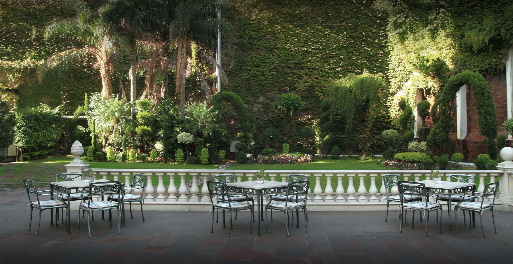 Dining area in the garden at Hotel Emperador Buenos Aires