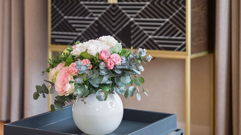 Close-up on a vase of Executive Suite at Warwick Reine Astrid - Lyon