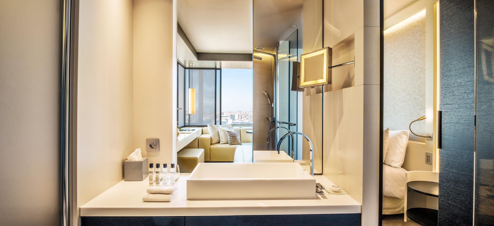 Salle de bain de la chambre avec un miroir