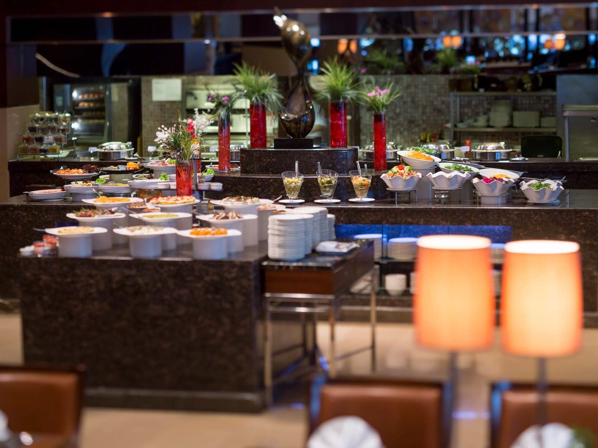 Titanic Business Kartal’ın Alesta Restaurant’ında, zengin çeşitliliğe sahip açık büfe ile lezzet dolu bir gastronomi deneyimi sizi bekliyor.