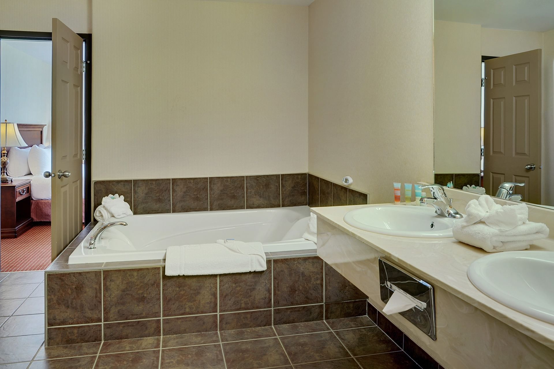 Grimshaw Hotel Bathroom with Jetted Tub