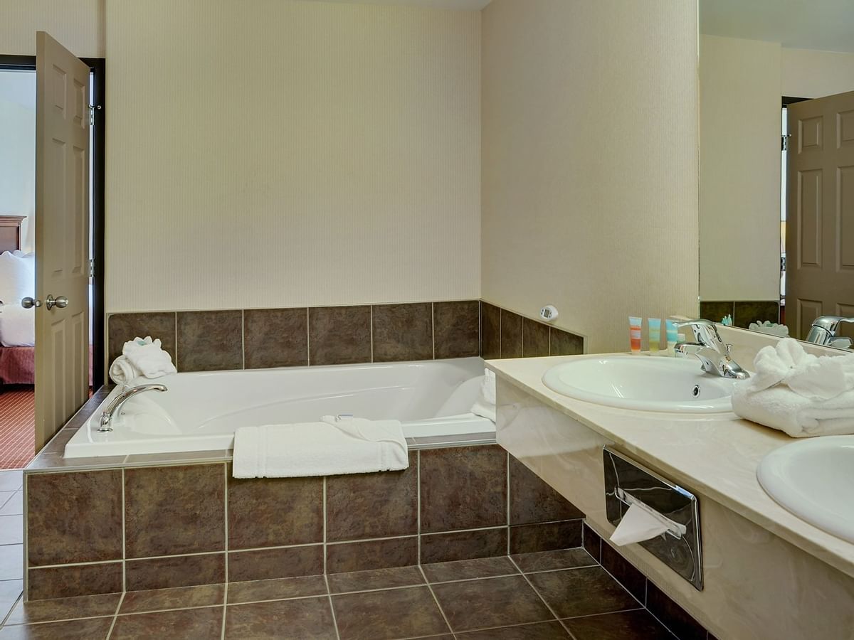 Grimshaw hotel bathroom with Jetted tub