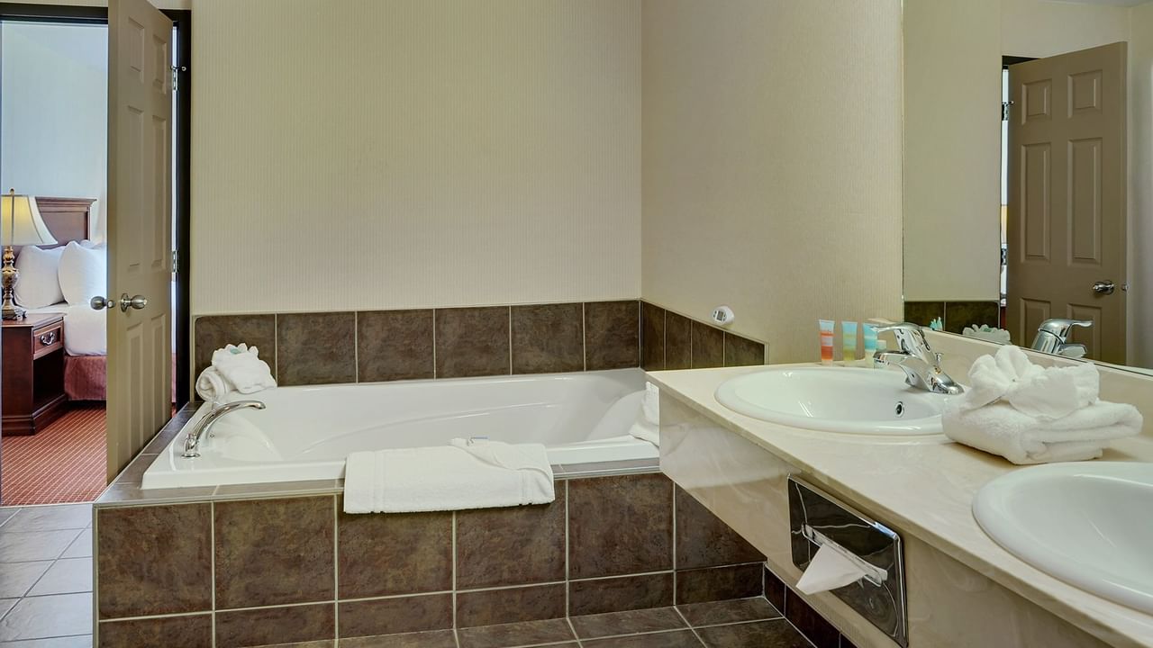 Grimshaw hotel bathroom with Jetted tub