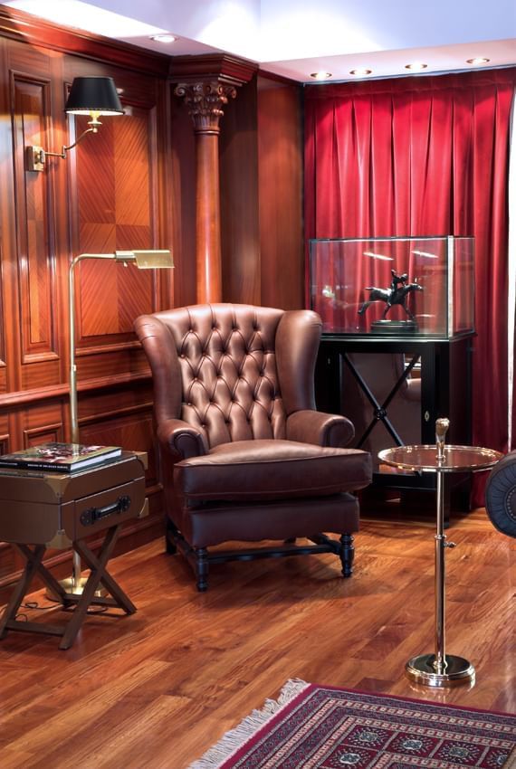 Una silla en Polo Club Room en el Hotel Emperador Buenos Aires