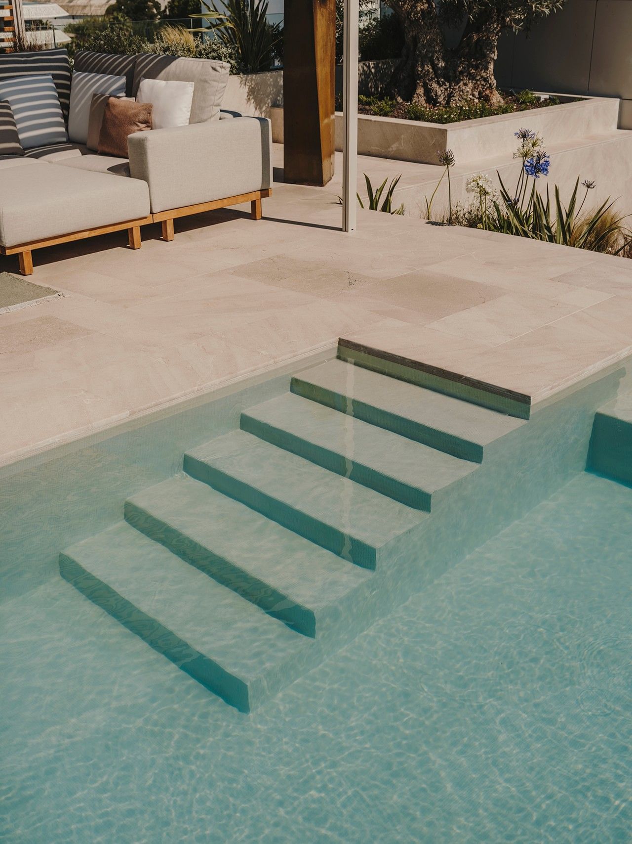 Piscine avec marches intégrées et salon extérieur au Ibiza Gran Hotel