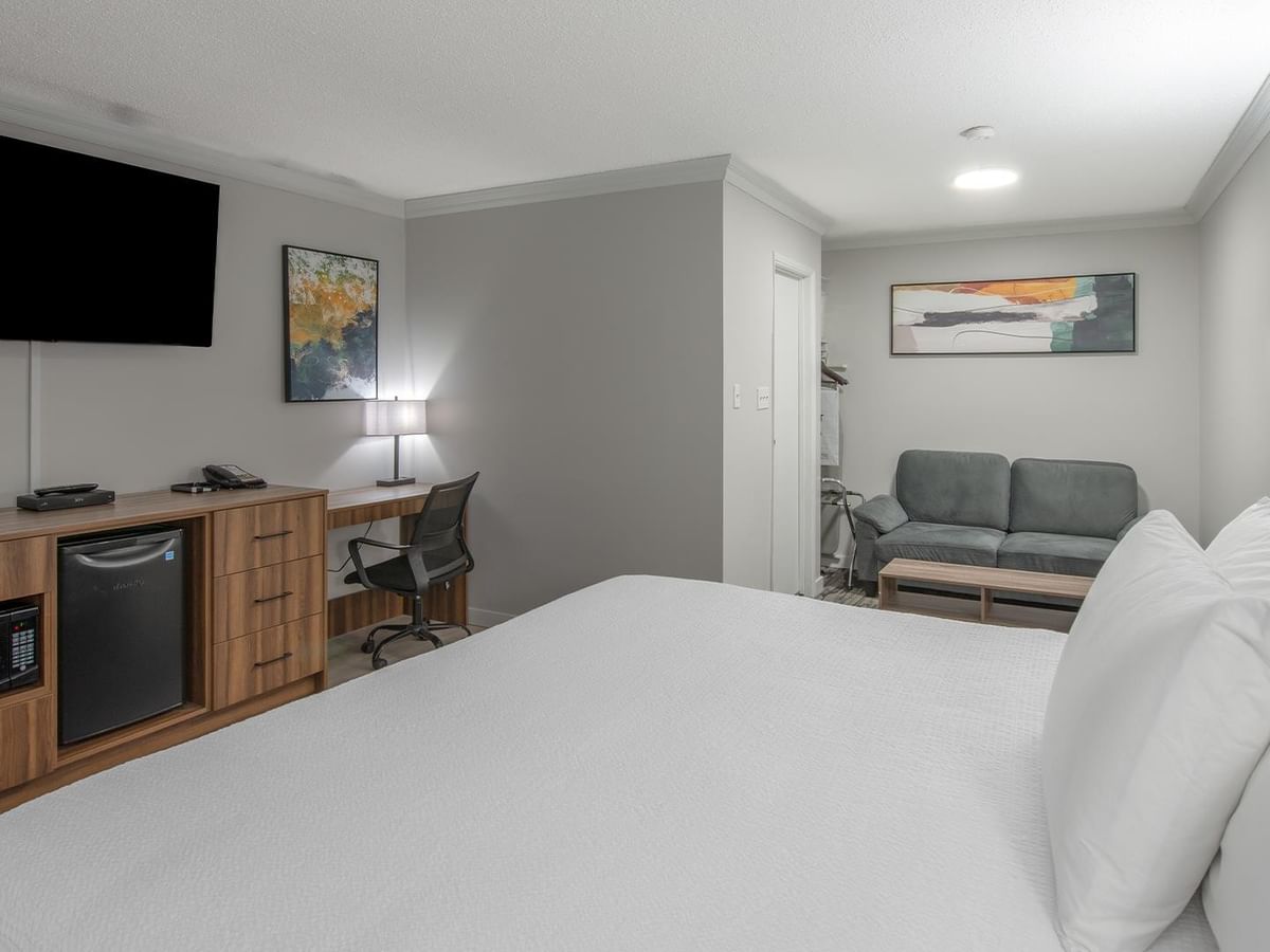 King bed, desk, couch, and TV.