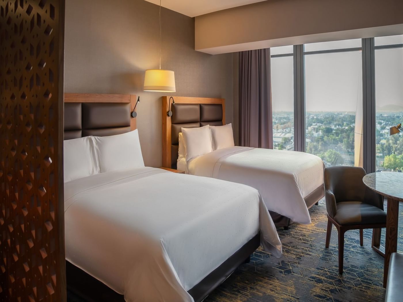 Fiesta Club Double with two beds, table and chair at Fiesta Americana Viaducto Aeropuerto