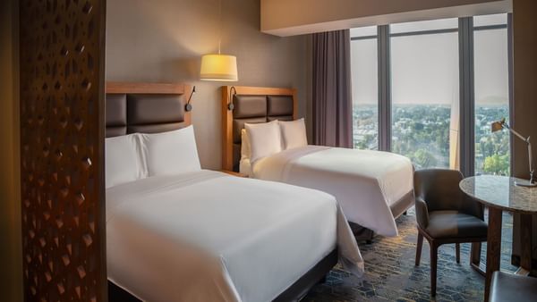 Fiesta Club Double with two beds, table and chair at Fiesta Americana Viaducto Aeropuerto