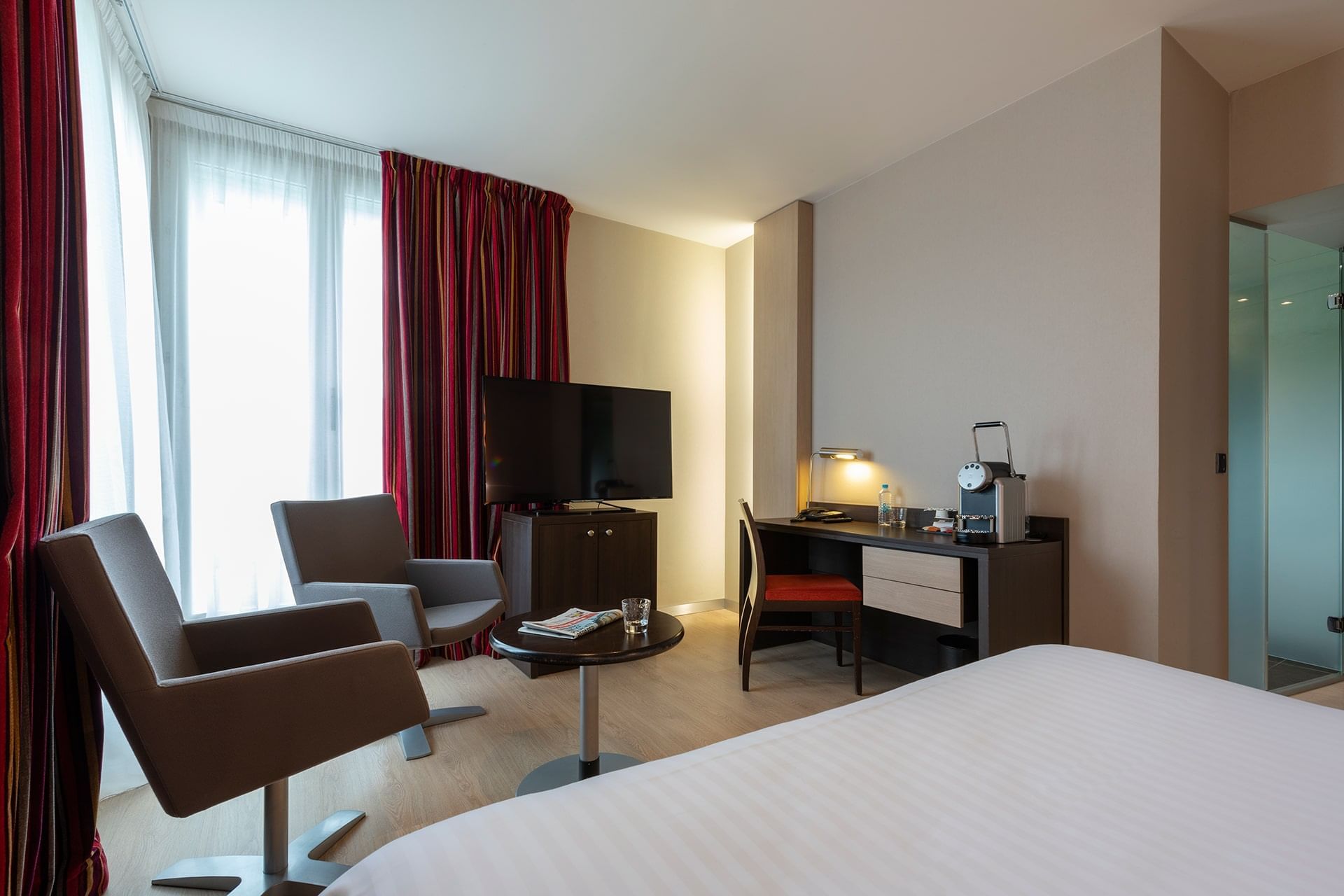 Bureau, TV et deux fauteuils dans une chambre supérieure, Oceania Brest Centre