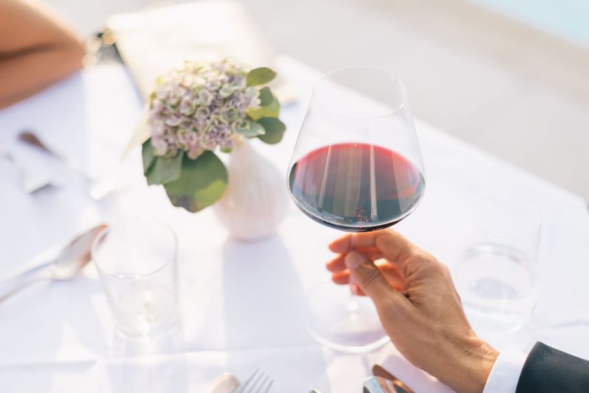 Close-up of a gentlman holding a wine glass at Liebes Rot Flueh