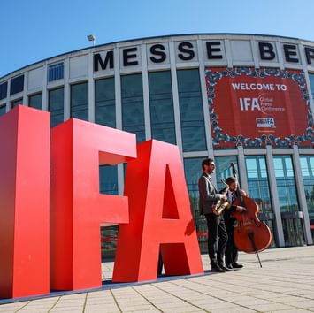 Außenansicht der IFA-Fassade an einem sonnigen Tag in der Nähe der Titanic Hotels in Berlin