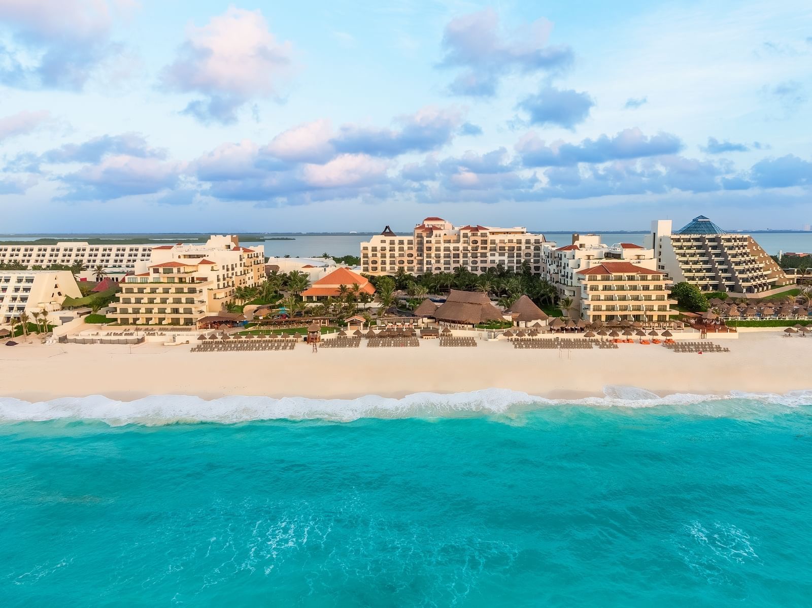Vista lejana de una playa con Fiesta Americana Hotels & Resorts