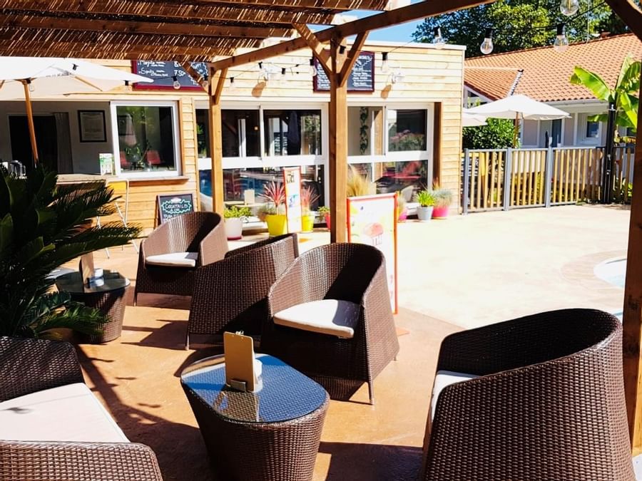 An Outdoor dining & lounge area at Hotel Le Lodge