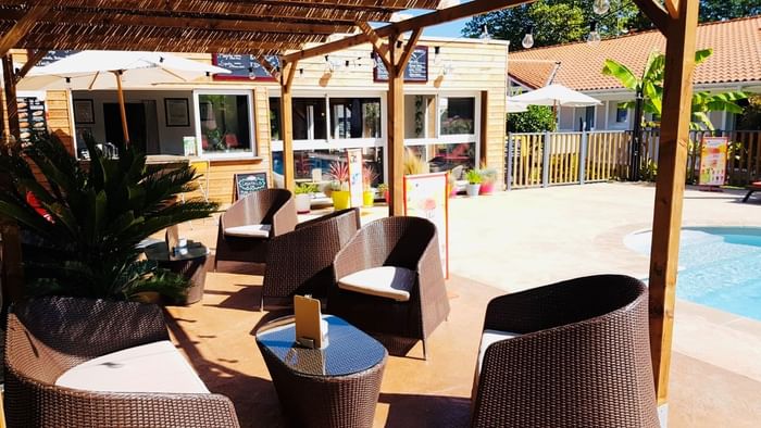 An Outdoor dining & lounge area at Hotel Le Lodge
