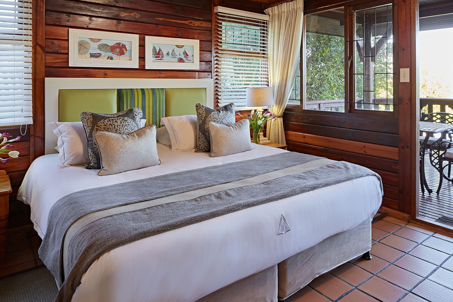 Bedroom with one bed in One Bedroom Chalet at Knysna River Club
