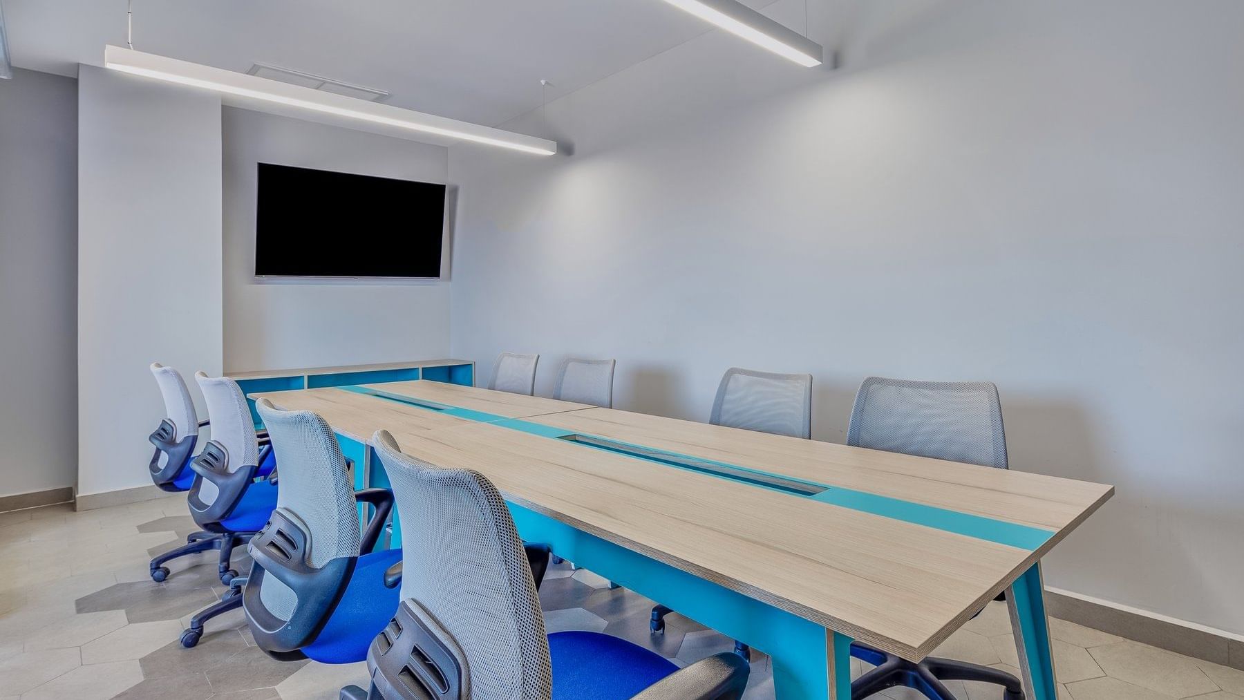 Conference table & Tv in a meeting room at One Chihuaha Norte