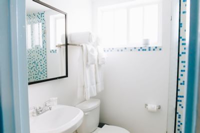 Interior of a bathroom in Jr Suite King at Aqua Hotel & Suites