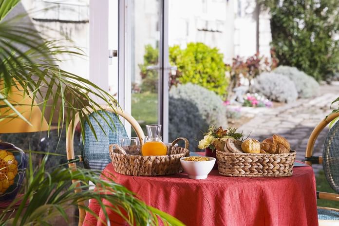 Produits de boulangerie arrangés avec du jus d'orange aux Hôtels Oceania