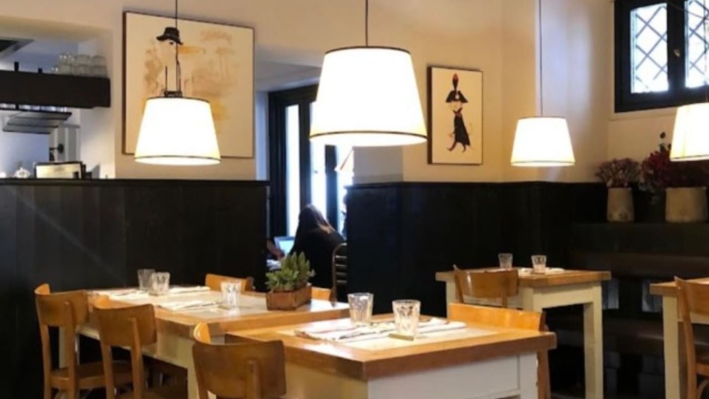 Dining table arrangements in Osteria La Quercia restaurant near Rome Luxury Suites