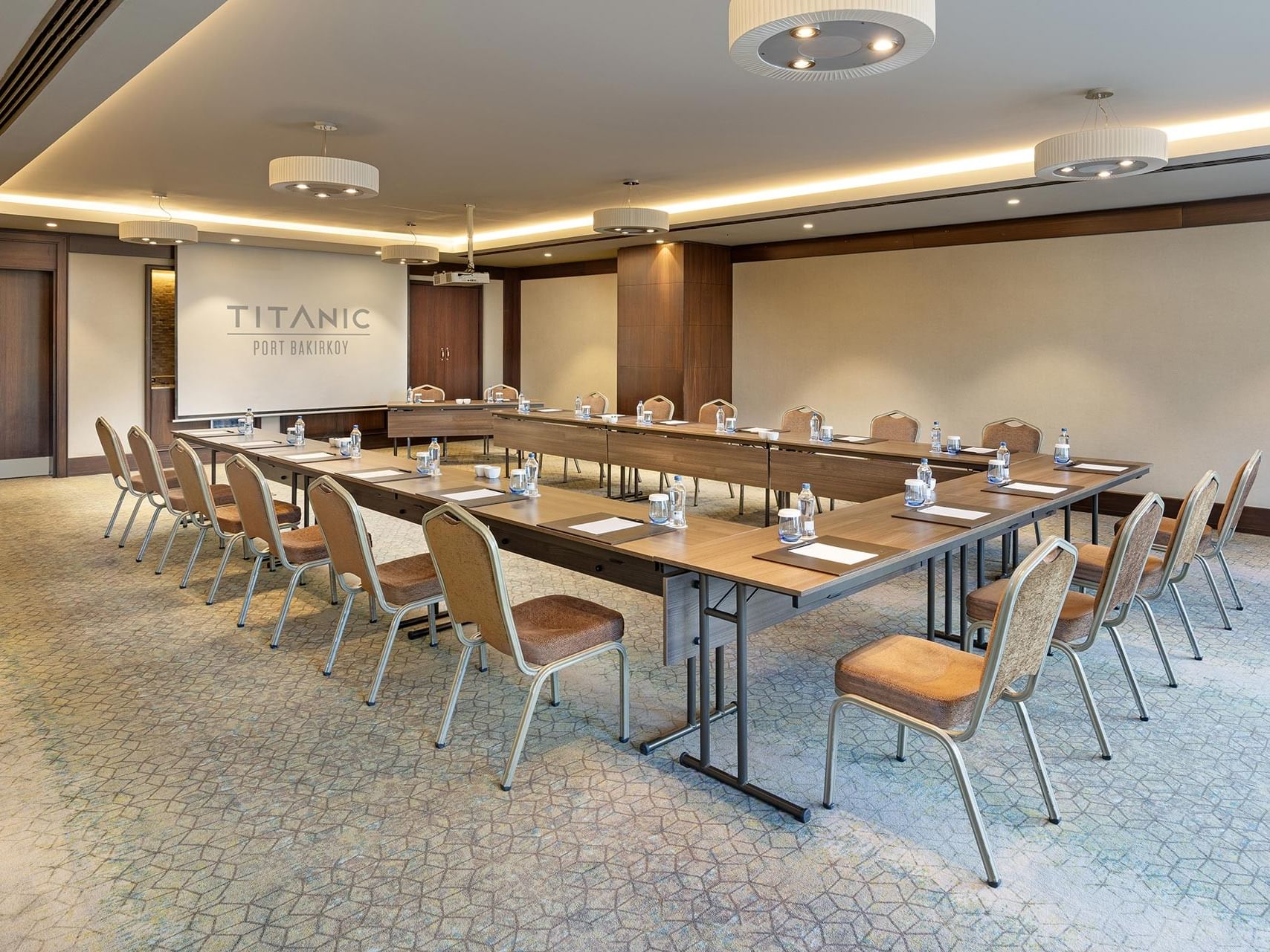 Pacific toplantı salonunda projeksiyon perdesi ile U şeklinde masa kurulumu Titanic Port Bakırköy’de.