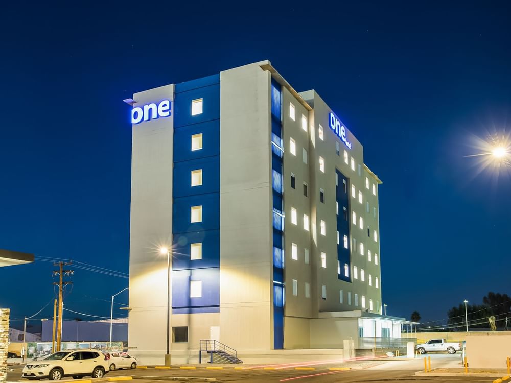 Una vista exterior del hotel en One Mexicali.
