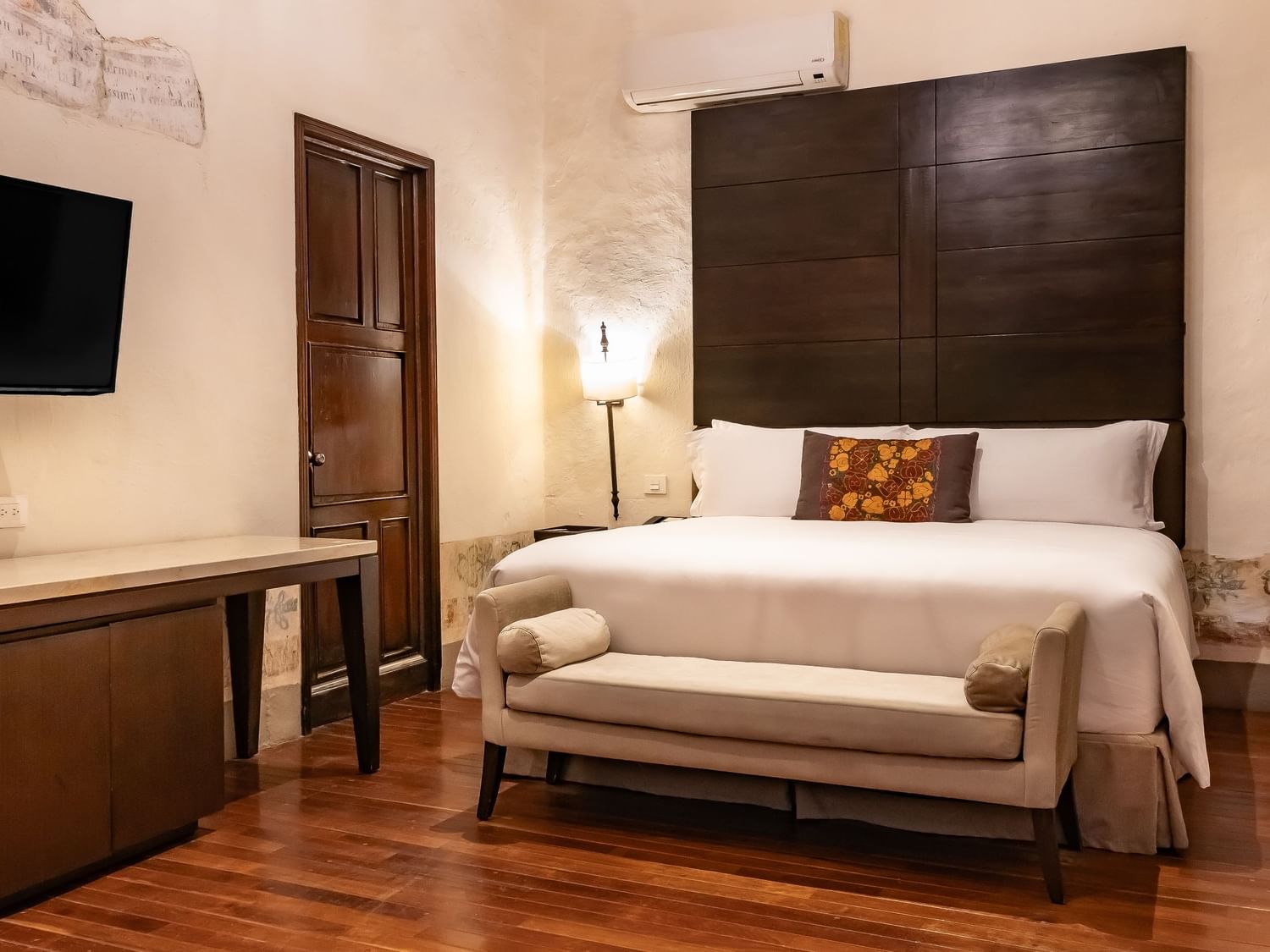 Habitación Suite Gran Clase King con cama grande y sofá en Quinta Real Puebla, Heroica Puebla de Zaragoza.