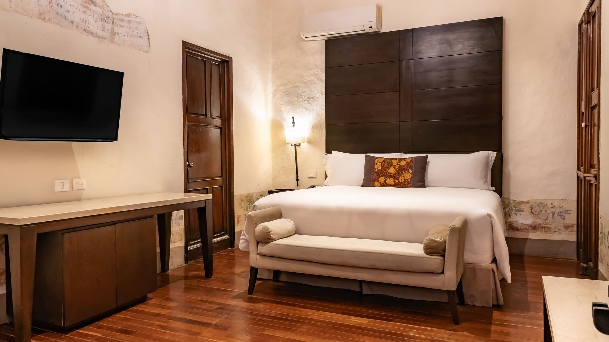 Habitación Suite Gran Clase King con cama grande y sofá en Quinta Real Puebla, Heroica Puebla de Zaragoza.