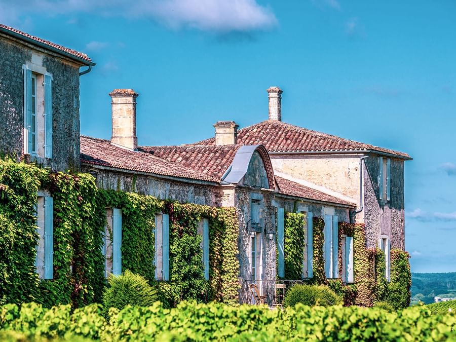 A distant exterior view of Chateau d'Arche
