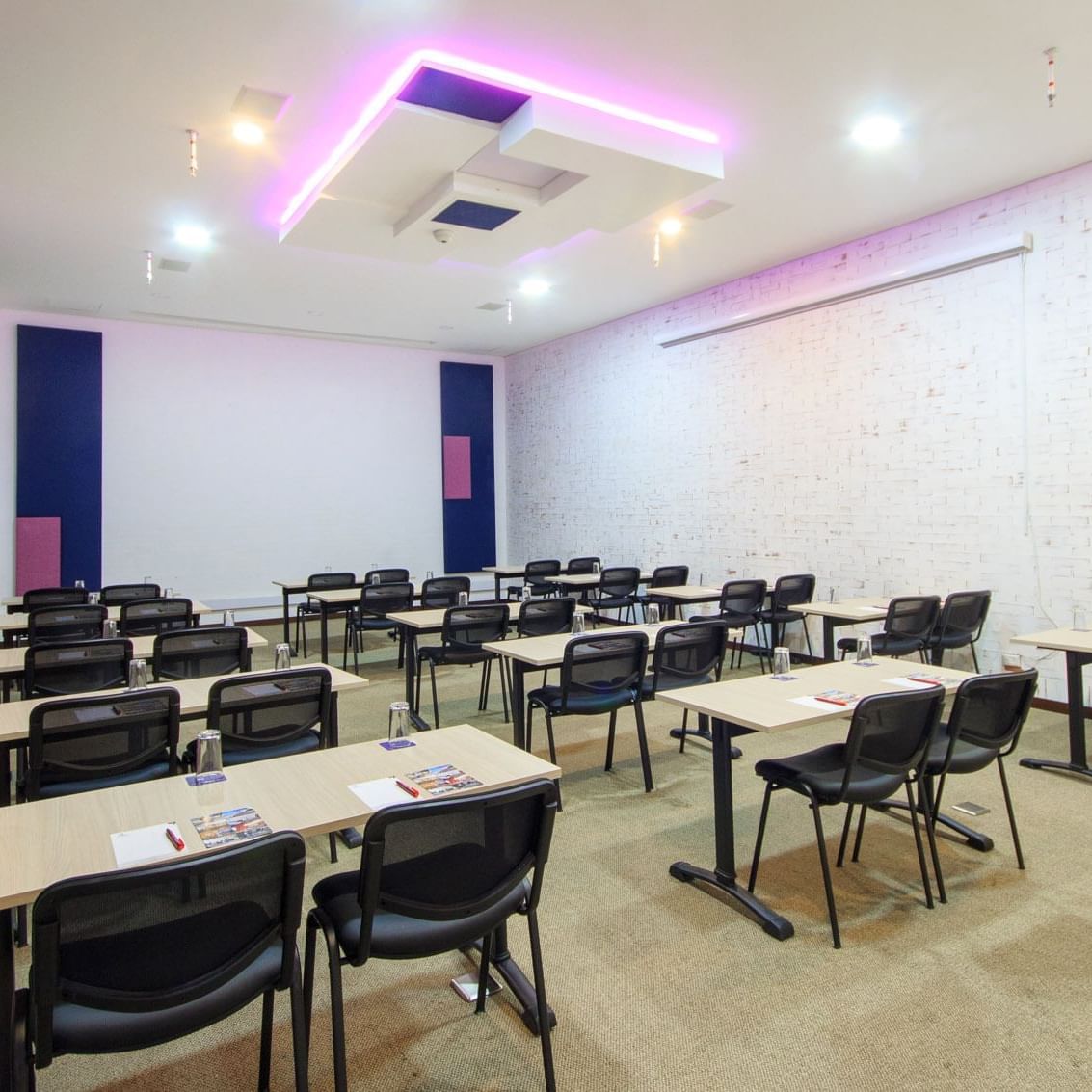 An Event room space in classroom type at Pop Art Tocancipa