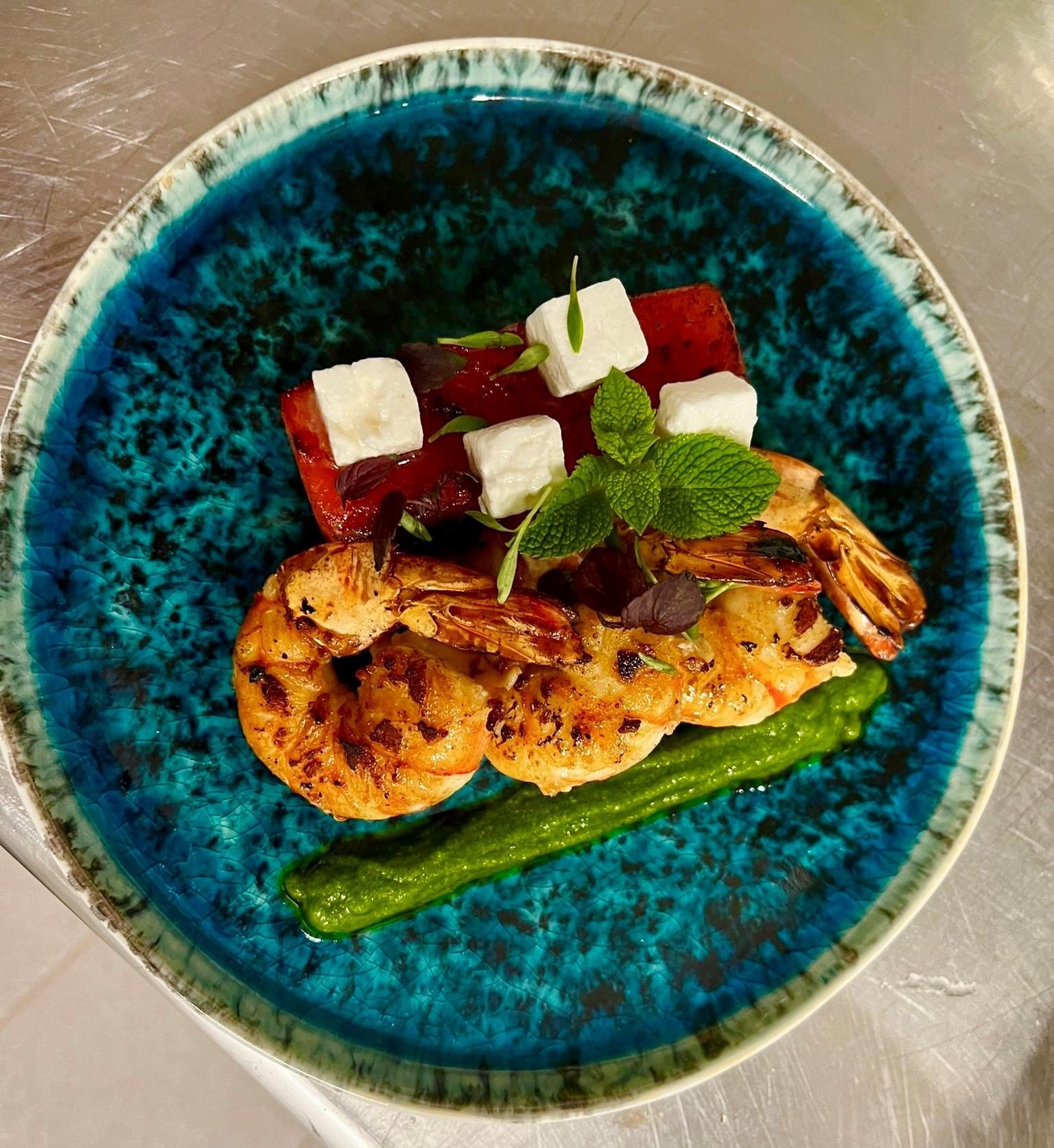 Gros plan sur un plat de fruits de mer bien préparé servi dans un restaurant à l'Oceania Paris Roissy CDG