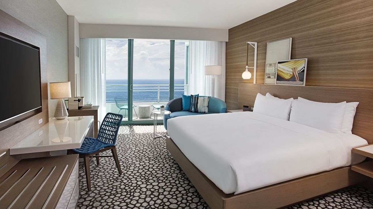 deluxe-king-oceanfront-balcony-day