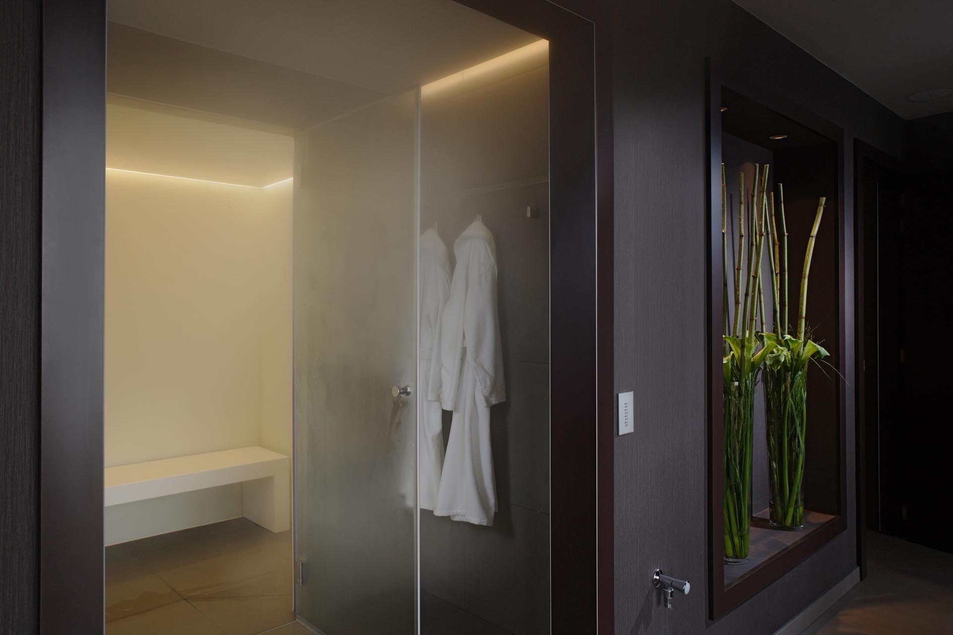 Urban Spa avec des peignoirs accrochés