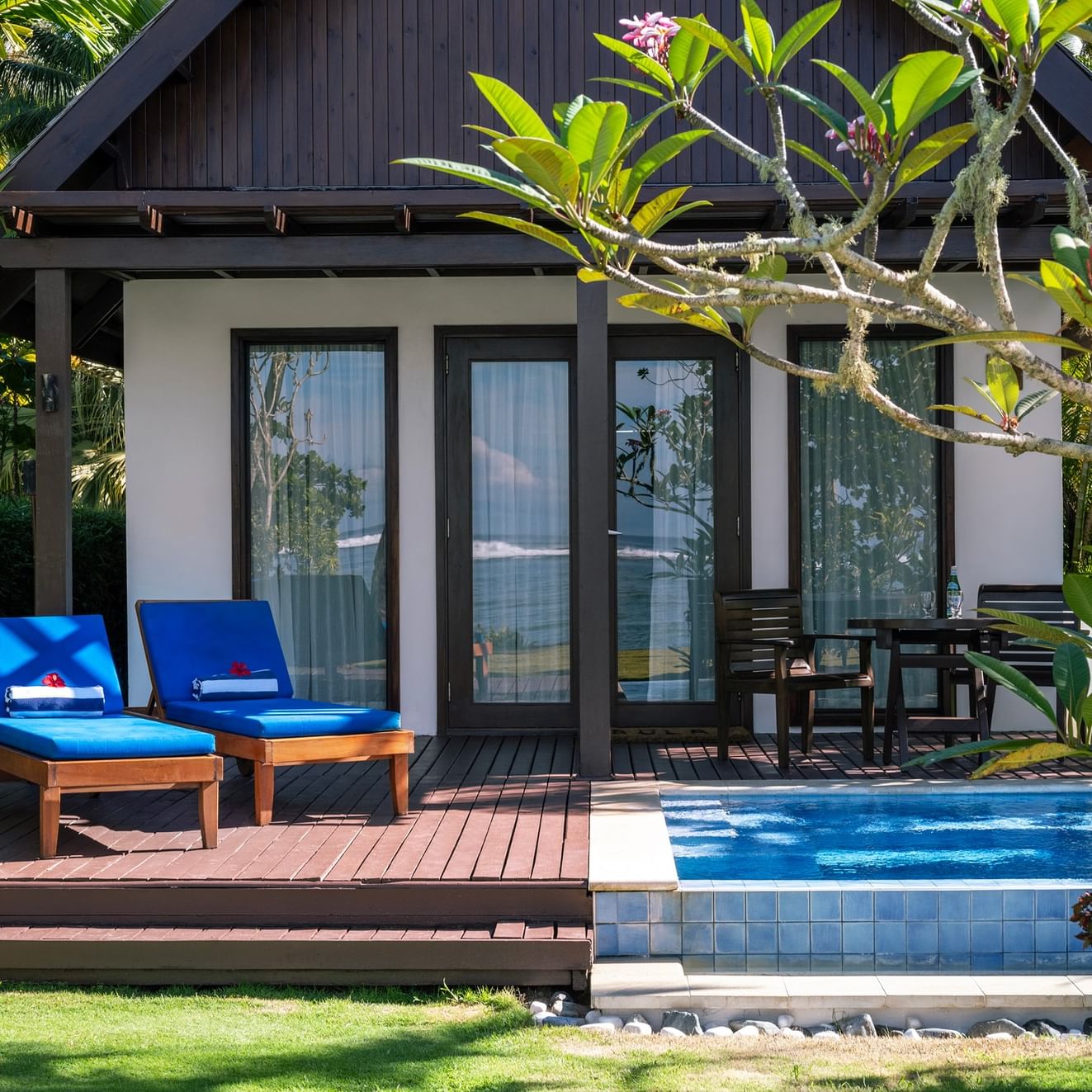 Villa privée avec piscine et chaises longues au Tambua Sands Beach Resort, aux Fidji.