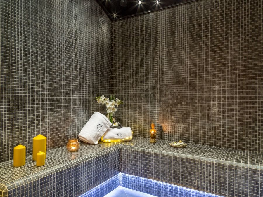 Hot bathtub in room at Chateau de dissay