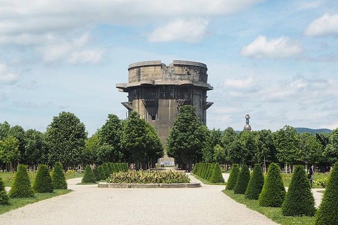 Flakturm im Augarten in Wien, umgeben von gepflegten Gartenanlagen und symmetrischen Wegen.