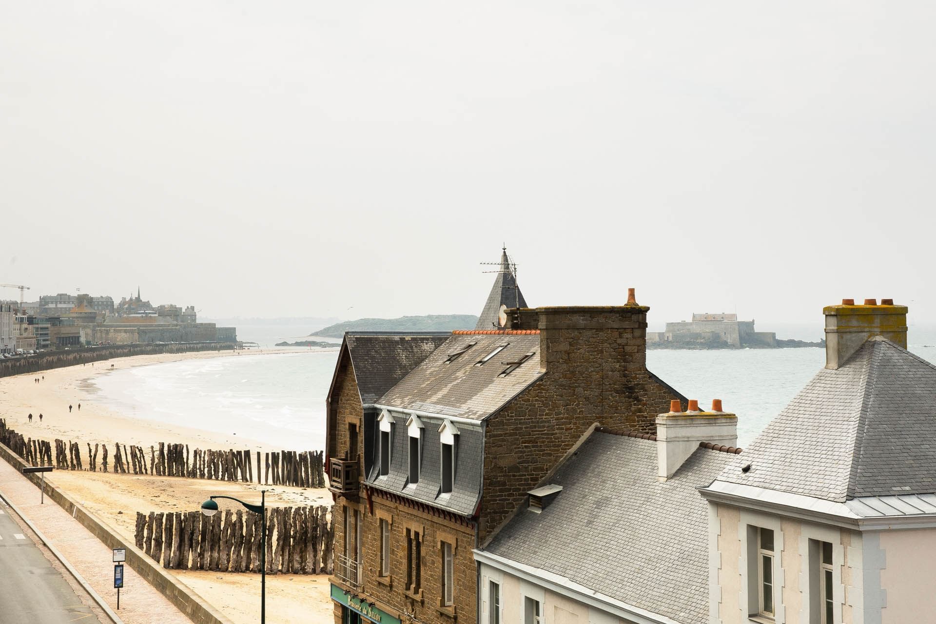 Vue du toit de l'immeuble avec plage près de l'Escale Oceania Saint-Malo