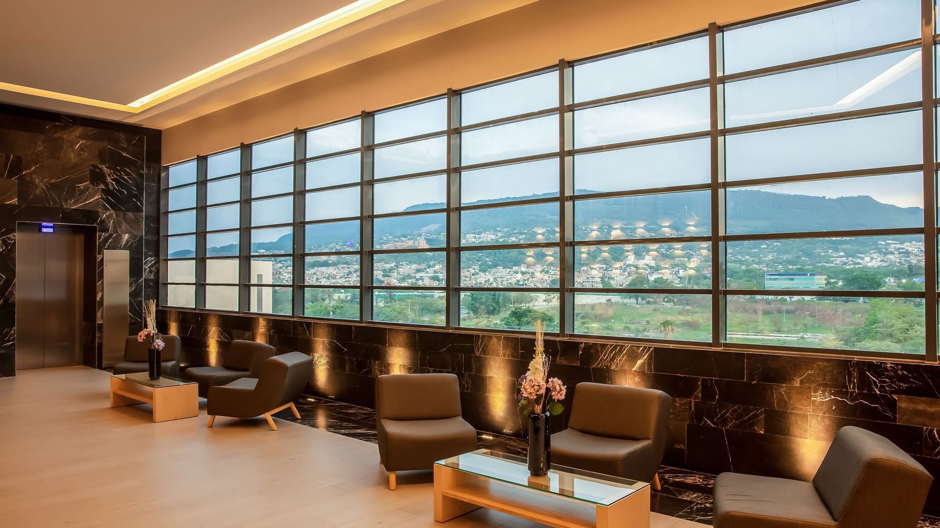 98452232_Lobby_4466x2977_result