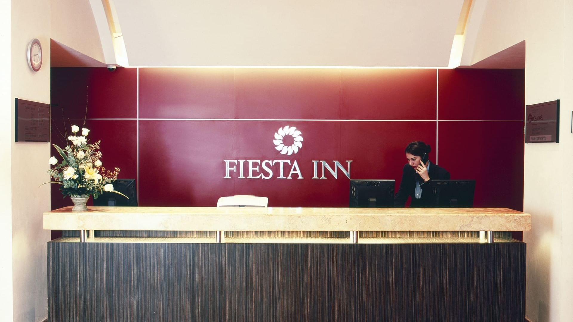 A receptionist by the reception desk at FI Ciudad Obregón