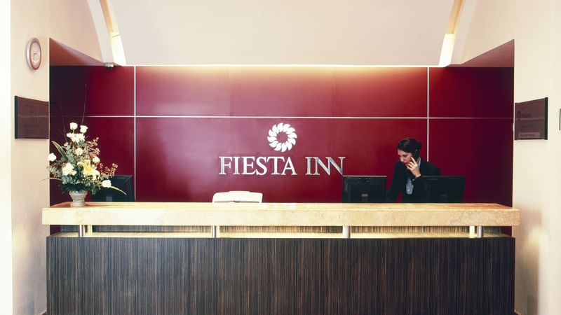 A receptionist by the reception desk at FI Ciudad Obregón