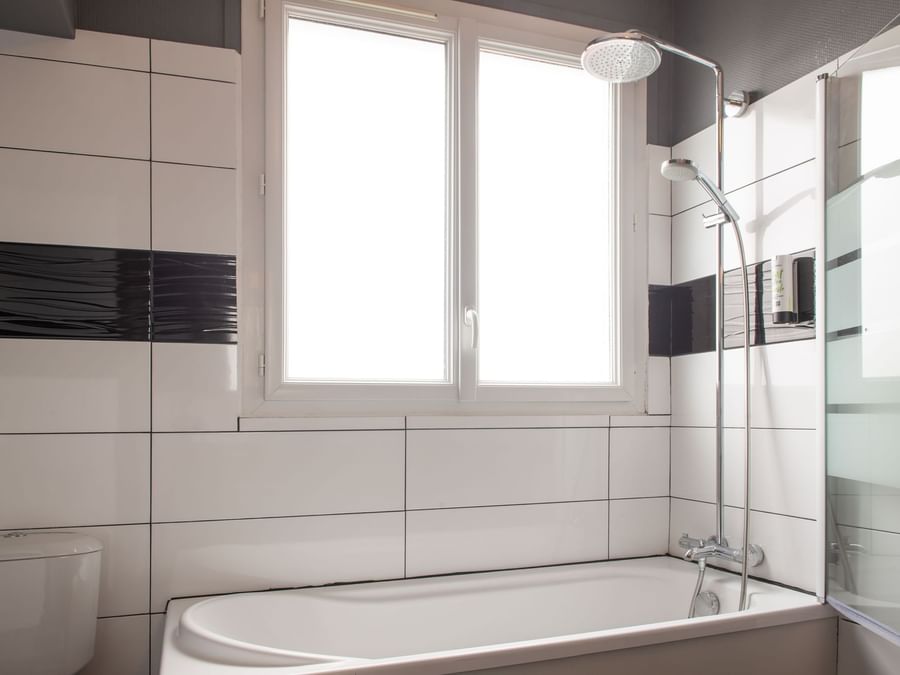 Bathroom with bath or shower at Hôtel de l'Europe