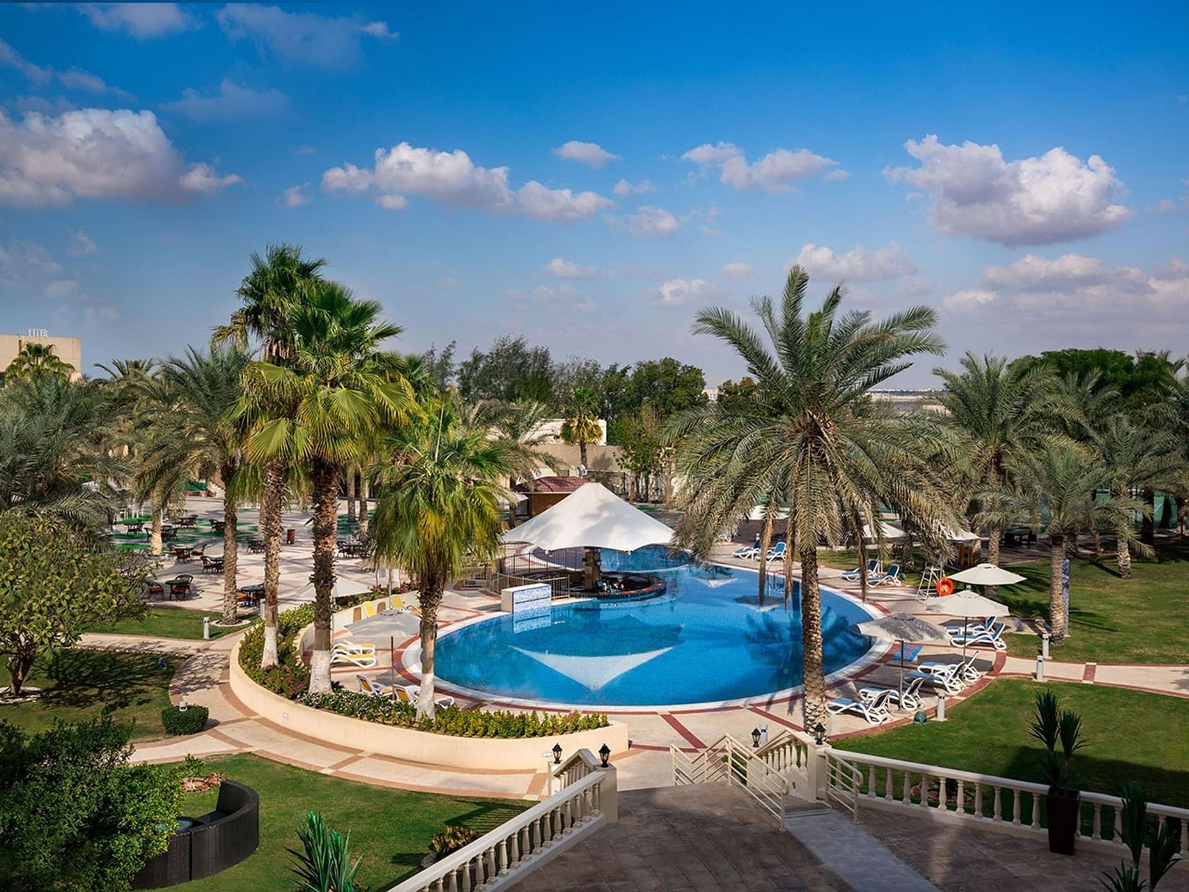 حمام سباحة