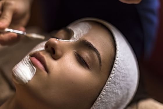Mujer recibiendo un facial