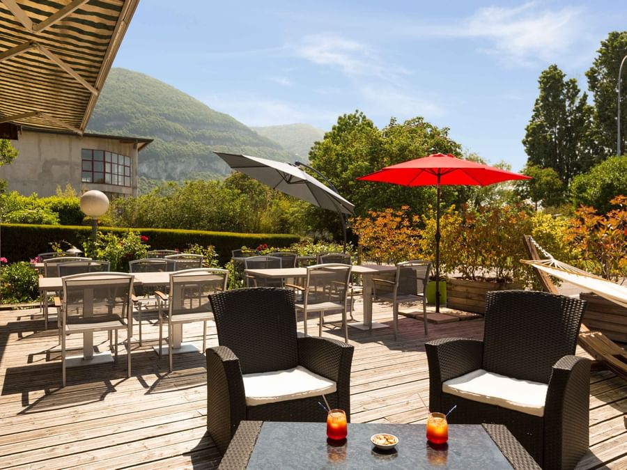 An outdoor dining at Hotel Rey du Mont Sion