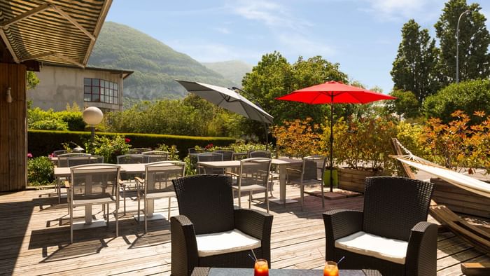 An outdoor dining at Hotel Rey du Mont Sion