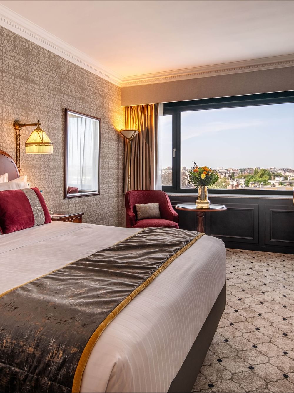 Luxe Superior Kamer met groot bed en uitzicht bij Hotel Barsey by Warwick in Brussel.
