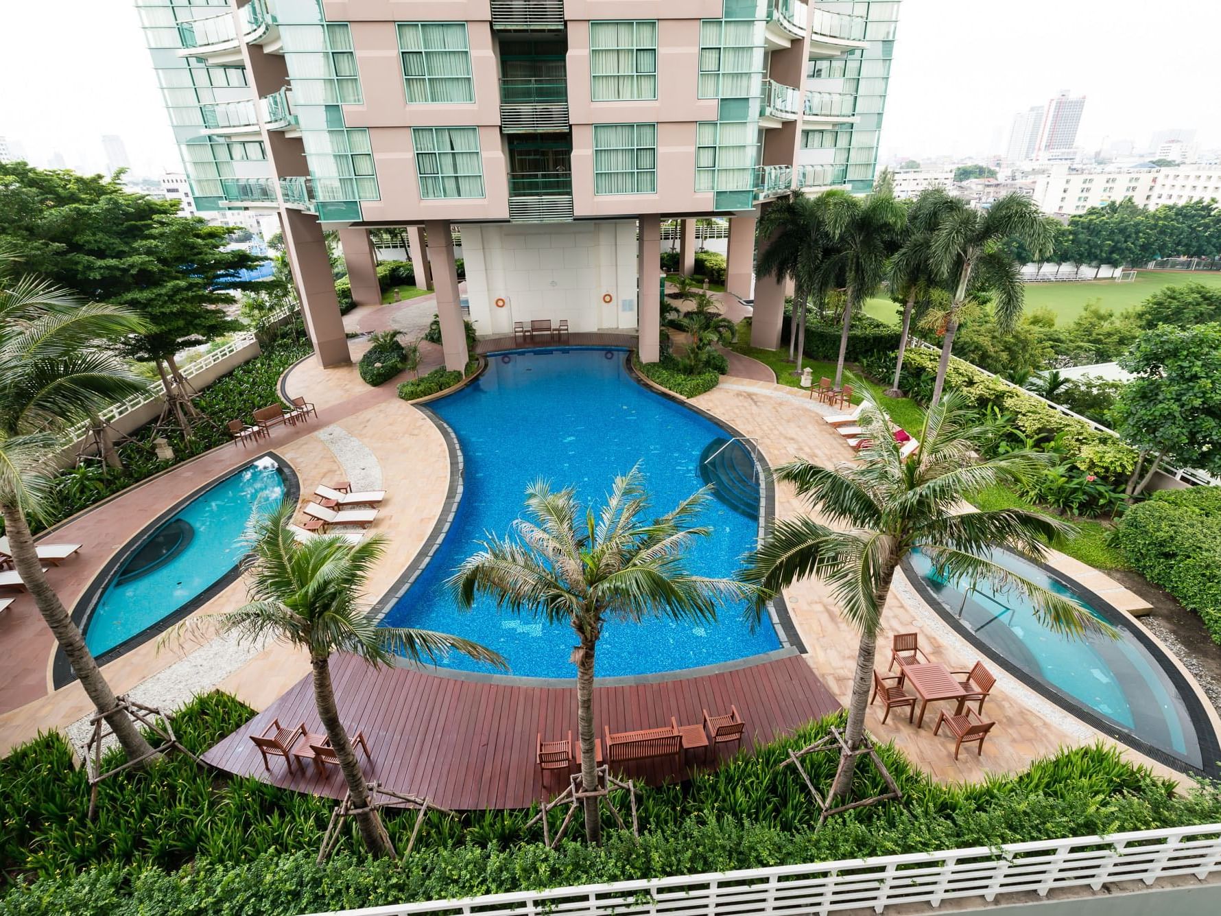 バンコクのベストサービスアパートメント チャトリウム リバーサイドのスイミングプール