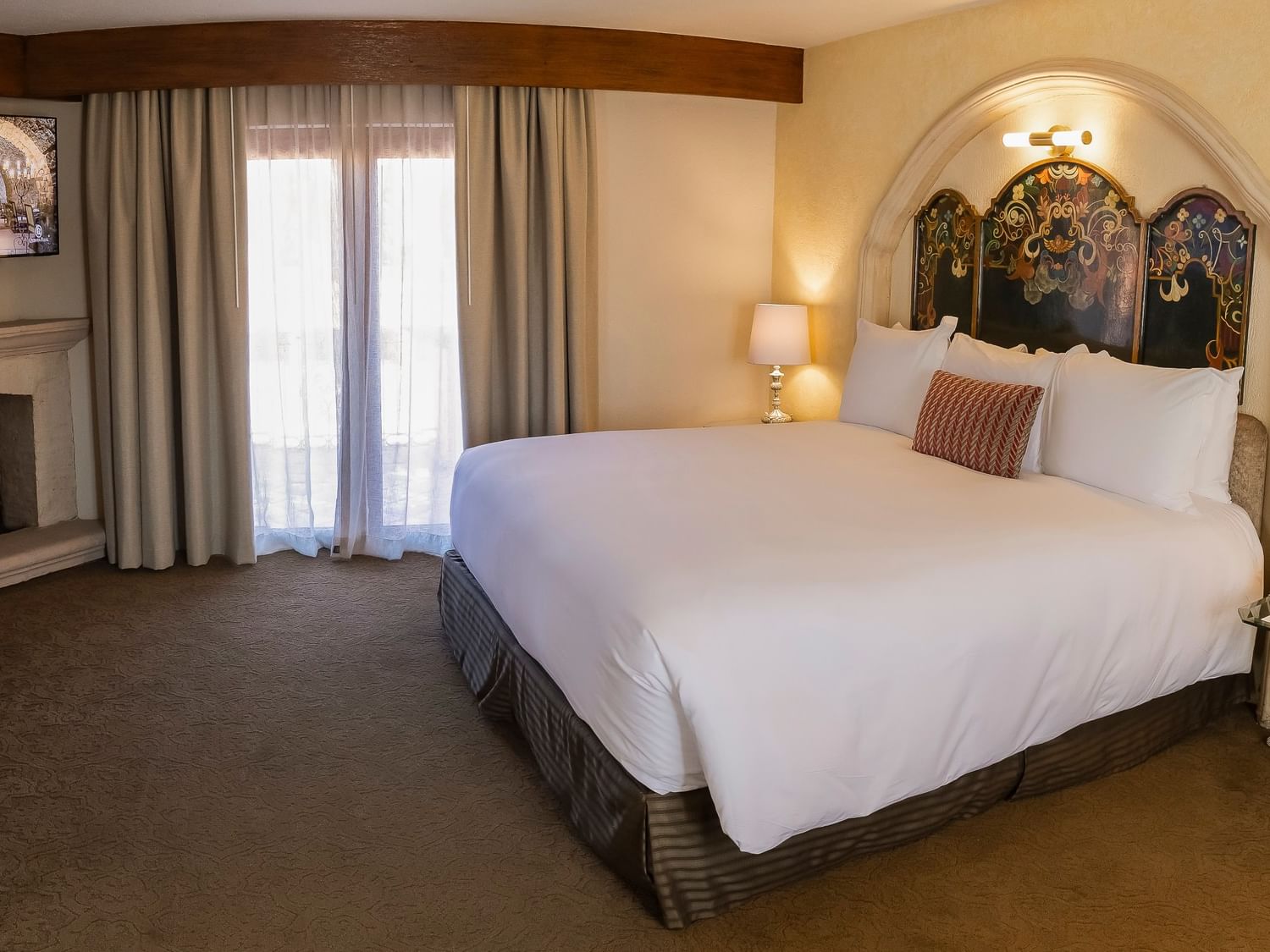 Suite Presidencial King con cama king, cabecera decorativa y arco colonial en Quinta Real Zacatecas